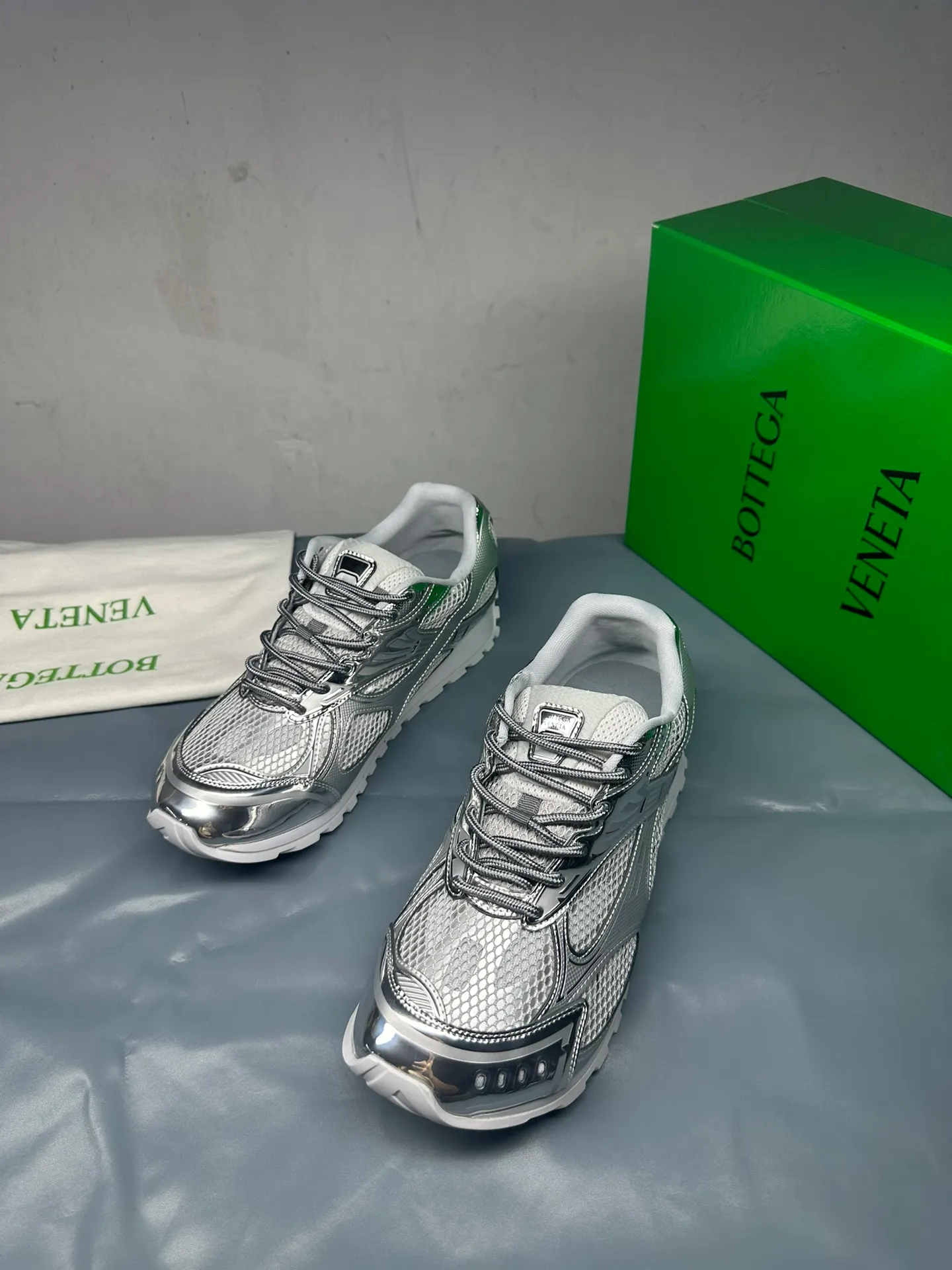 👟👟Ex-factory price 600👟👟 Men's size +10 Real photos 🔥🔥BV Orbit sneakers Wang Yibo's same style couple's dad shoes Runner sneakers, made of lightweight technical mesh fabric. Matched with geometric pattern designed rubber outsole, Wang Zha series high version. Look for the package technology. It is actually a lot taller, but the legs are still slim. Very nice, playable and durable. Matched to the standard💯 Package shoe technology. Look for the high version. The outsole is made of color-blocked TPU outsole. Women's model 35 36 37 38 39 40 41 42 (40 41 42 43 44 45 customized) (Customer logo can be accepted without refund or exchange at a favorable price) Equipped with original packaging